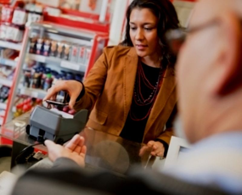Woman-paying-with-mobile-gemalto