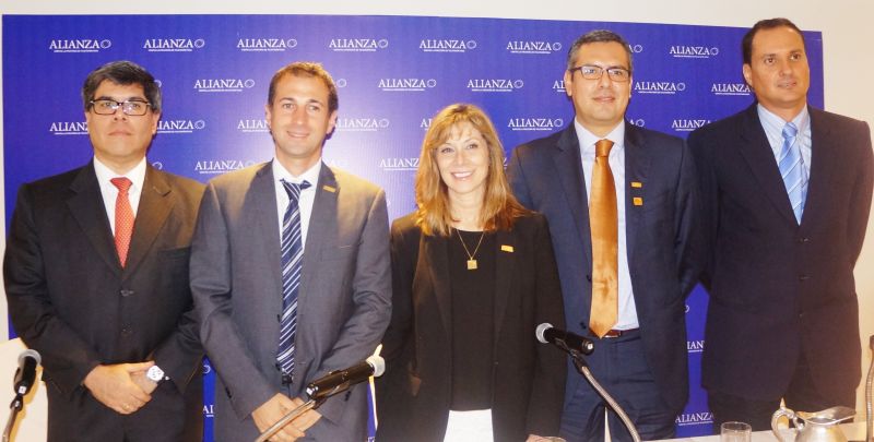 De izquierda a derecha: Juan Rivadeneyra, Director de Marco Regulatorio de Claro; Salvatore Bocchetti, Jefe de Riesgos y Gestión de programas de NAGRA; Martha Ochoa, Directora Ejecutiva de Alianza; Gian Marco Ascencio, Gerente Legal y de Asuntos Regulatorios y Jean Pierre Fort, Jefe de Lucha contra la informalidad de TELEFÓNICA. Representantes de ALIANZA