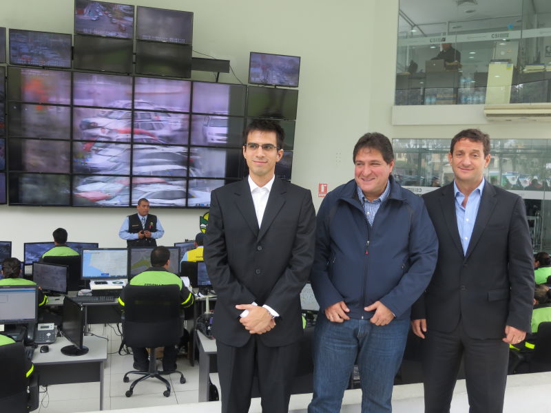 De izquierda a derecha: Christophe Robillard, Co-fundador de Easy taxi; Juan Carlos Zurek, alcalde de La Molina y Renzo Reggiardo, Congresista de la República Alto al Crimen, Easy Taxi y Municipalidad de La Molina