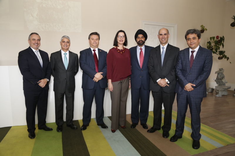 Jeff Wilson, Presidente para la División GeoCentral de MasterCard. Gilberto Caldart, Presidente de MasterCard para Latinoamérica y el Caribe. Richard Wadsworth, Vicepresidente de Desarrollo de MasterCard. Anabel Perez, Presidente y CEO de Novopayments. Ajay Banga, Presidente y CEO de MasterCard. Eduardo Torres Llosa, Director y Gerente General de BBVA Continental. Gonzalo Camardo, Gerente de Desarrollo de Negocio para BBVA.