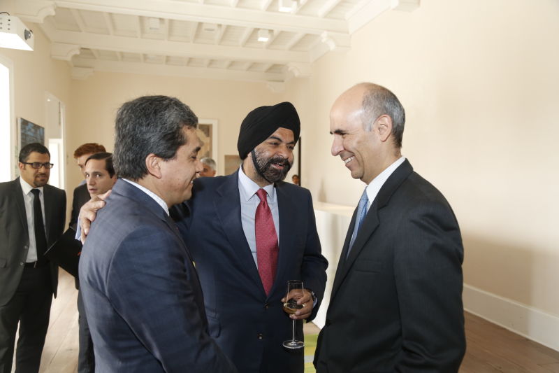 Gonzalo Camardo, Gerente de Desarrollo de Negocio para BBVA. Ajay Banga, Presidente y CEO de MasterCard. Eduardo Torres Llosa, Director y Gerente General de BBVA.
