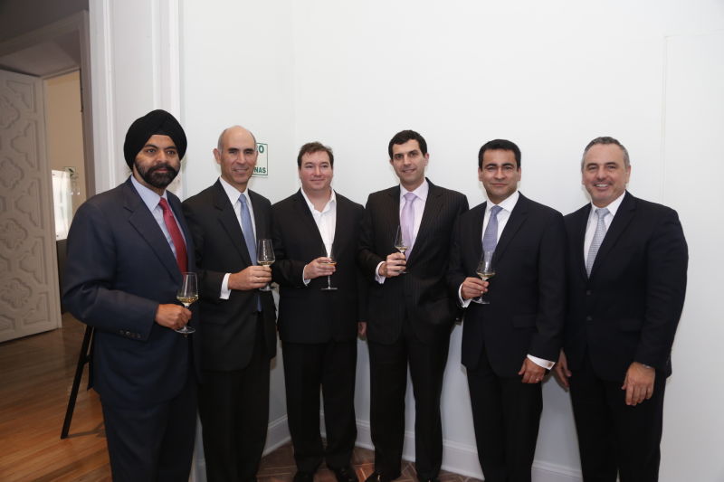 Ajay Banga, Presidente y CEO de MasterCard. Eduardo Torres Llosa, Director y Gerente General de BBVA Continental. Luis Felipe Sifuentes, Gerente de Medios de Pago de Cencosud Peru. Juan Carlos Garcia, SVP Banca Retail & CMF Perú de Scotiabank. Fernando Byrne, Country Manager de Peru y Bolivia. Jeff Wilson, Presidente para la División GeoCentral de MasterCard.
