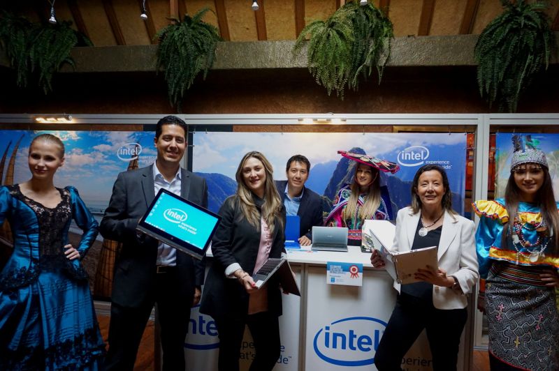 Santiago Cardona, Gerente General de Intel Perú; Paula Lezaca, PR & Communications Manager Intel Perú y Colombia ; Jean Pierre Chávez, Gerente de Retail Intel Perú e Isabel Lama, Gerente de Consumo Intel Perú Santiago Cardona, Gerente General de Intel Perú; Paula Lezaca, PR & Communications Manager Intel Perú y Colombia ; Jean Pierre Chávez, Gerente de Retail Intel Perú e Isabel Lama, Gerente de Consumo Intel Perú