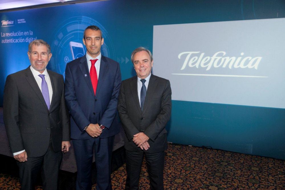 De Izq. a derech: Guillermo Checa Gjurinovic, Director Grandes Empresas José Antonio Aranda, Technology Director - Latin América, GSM Javier Mazanares Gutierrez, Presidente de Telefónica del Perú