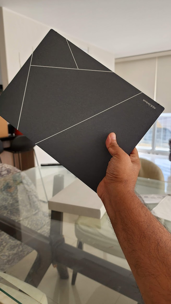 ASUS-Zenbook-S-13-OLED-4-diseno