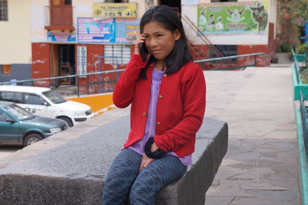 FOTO1. De cara al bicentenario, ‘Internet para Todos’ permitirá integrar a la red de datos Movistar a más de 30,000 comunidades rurales del Perú. Niña conectada mundo digital desde Paruro, Cusco.
